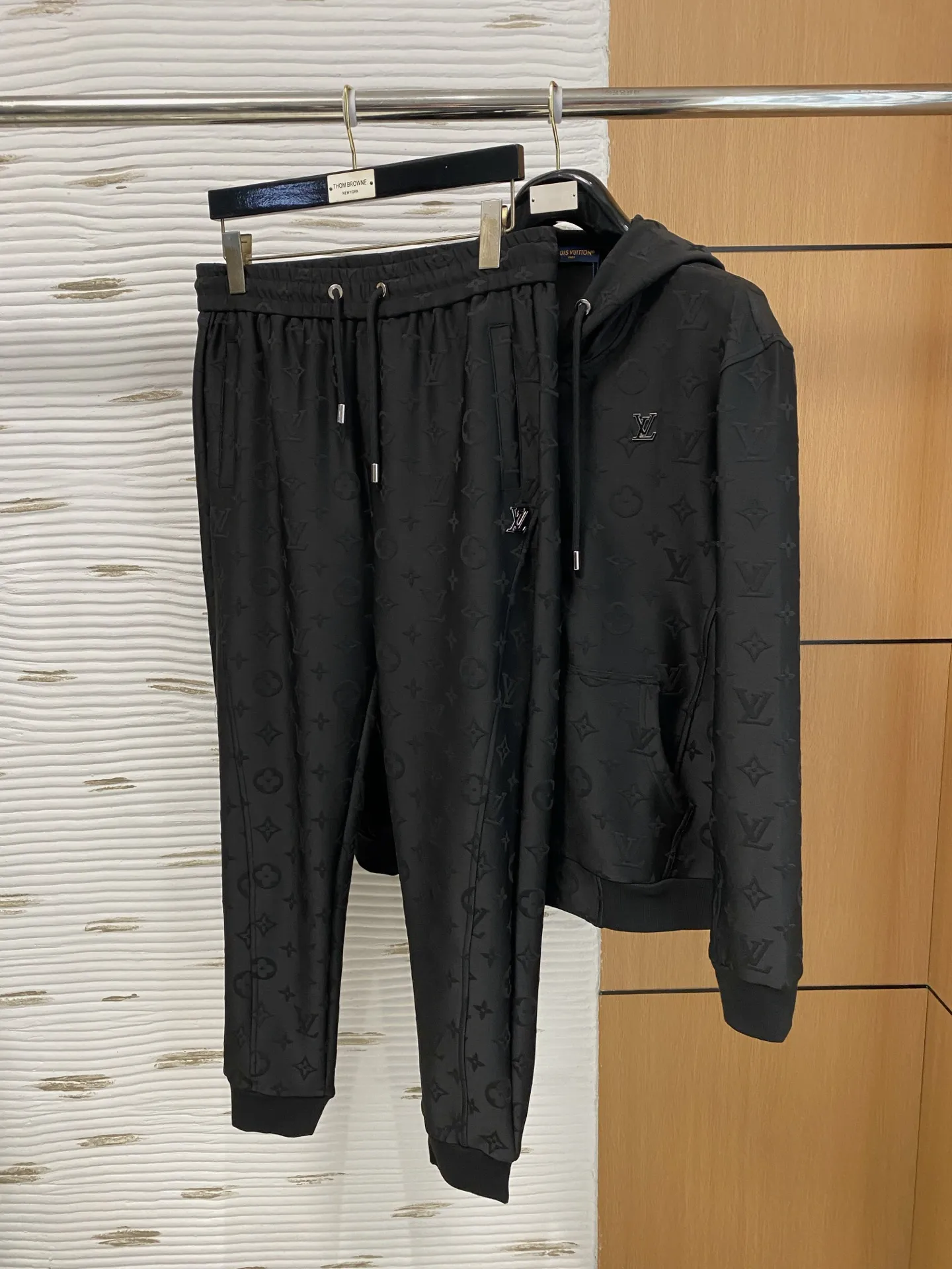 🅿️720 LV 2025 autumn and winter new counter, the same casual Tencel cotton fabric suit, breathable, comfortable and casual! Full of high-end feel! The details are exquisite and high-end, and the workmanship is impeccable! The original high-end fabric is very high-end! The fabric is crisp, anti-wrinkle and wear-resistant, warm, neat and stylish. Everyone must buy a set this autumn and winter. They must look cool and cool when wearing it. This is a model that we highly recommend! M-3XL